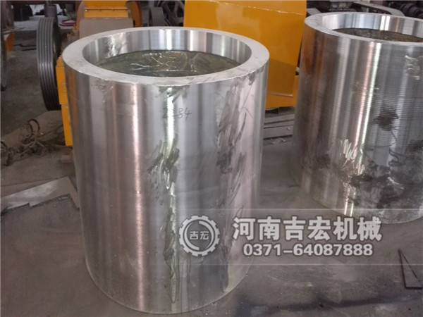 1210大型對(duì)輥破碎機(jī)輥皮配件發(fā)貨現(xiàn)場