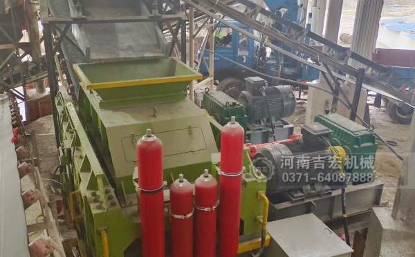 破碎輝綠巖總走彎路？對(duì)輥機(jī)用實(shí)力告訴你：選對(duì)設(shè)備多重要！