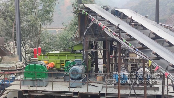 90%的采石場不知道：處理砂巖,液壓對(duì)輥比傳統(tǒng)破碎強(qiáng)在哪？